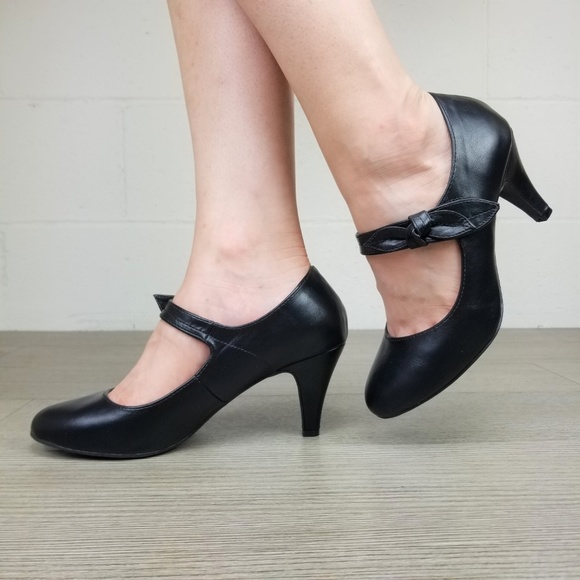 Closed Toe Low Mid Heel Bow Strap Dress Pump - Picture 5 of 8